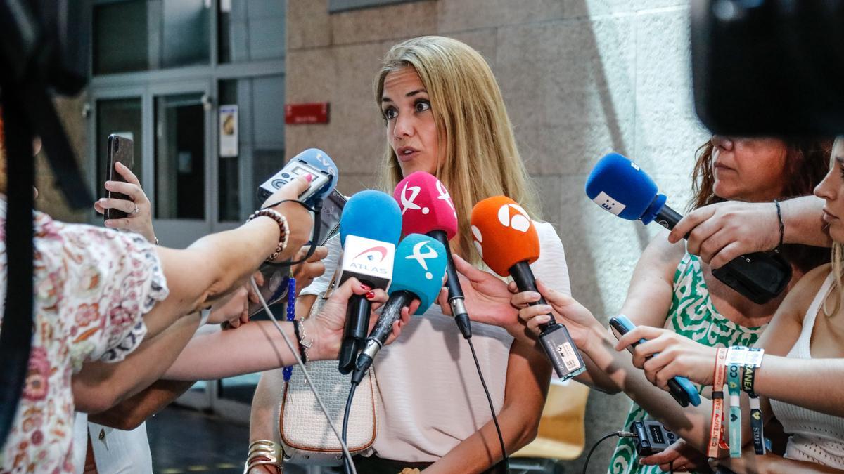 La abogada de los acusados de Atrio, Sylvia Córdoba, comparece ante los medios durante uno de los interrogatorios a los acusados.