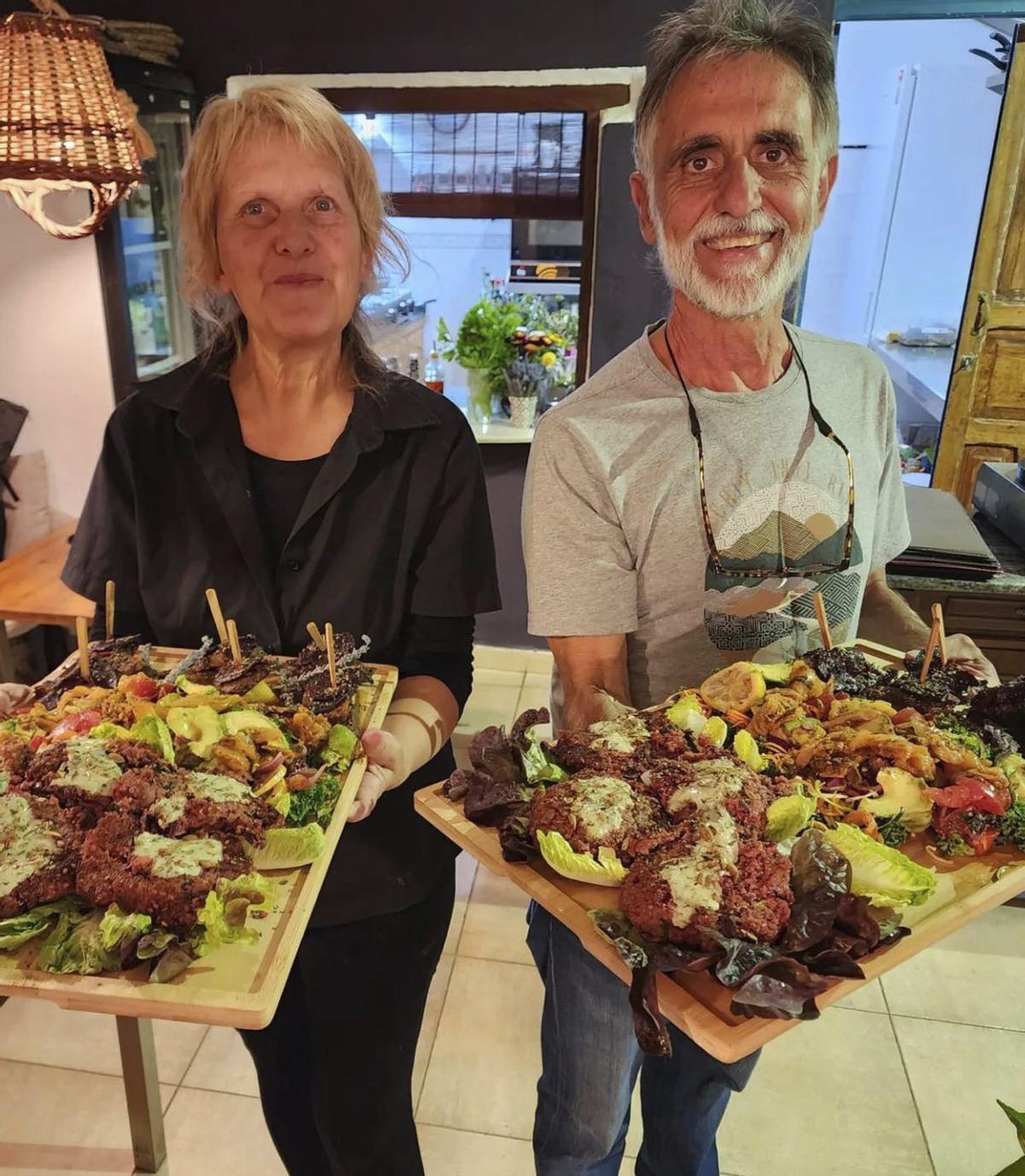 Neus Santiago y Sergio Houghton cierran la biocrepería de Artenara para continuar trabajando la tierra. | LP/DLP