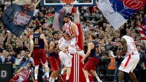 Lazic, del Estrella Roja, gana un rebote entre tres jugadores del Barça en el partido de Euroliga del miércoles.