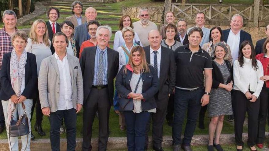 Fotografía de familia de los premiados y de la directiva del Colegio Oficial de Biólogos de Galicia.