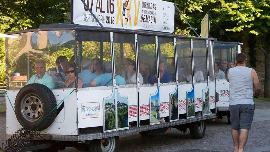 Visitantes recorriendo las calles de la ciudad en el tren turístico.