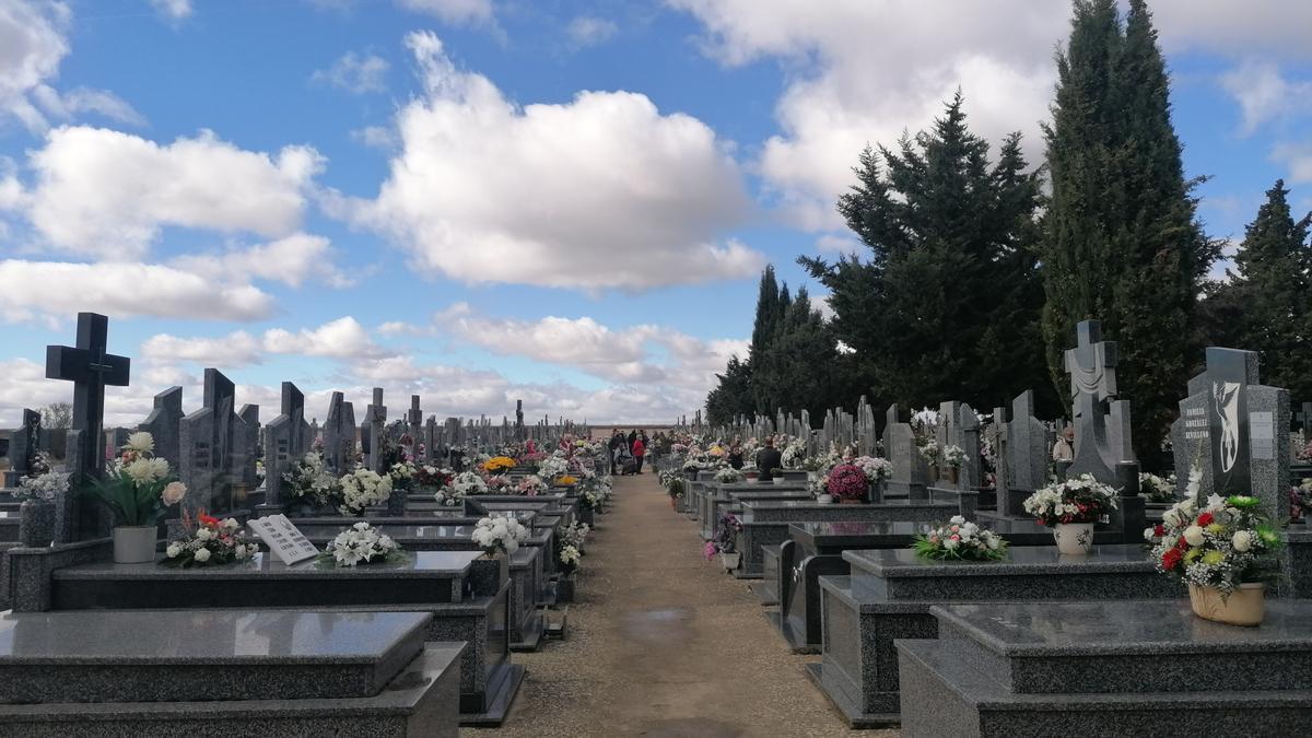 Vecinos visitan sepulturas familiares en el cementerio municipal de Toro