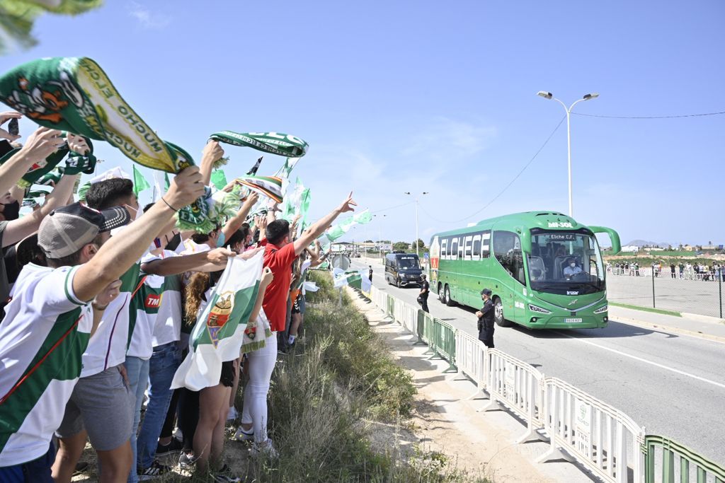 La afición recibe al Elche en su llegada al Martínez Valero