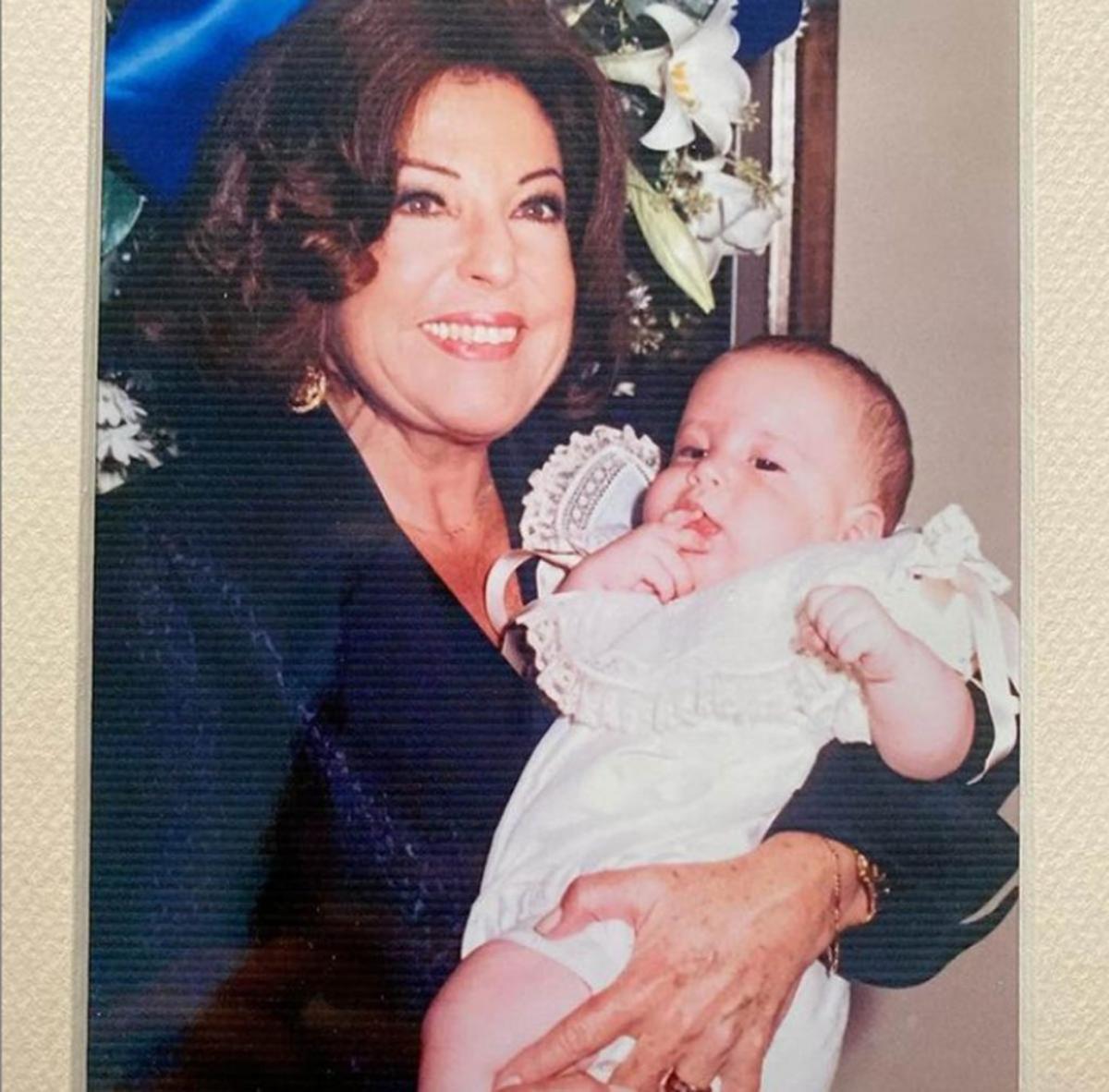 Ana García Obregón, en brazos de su madre