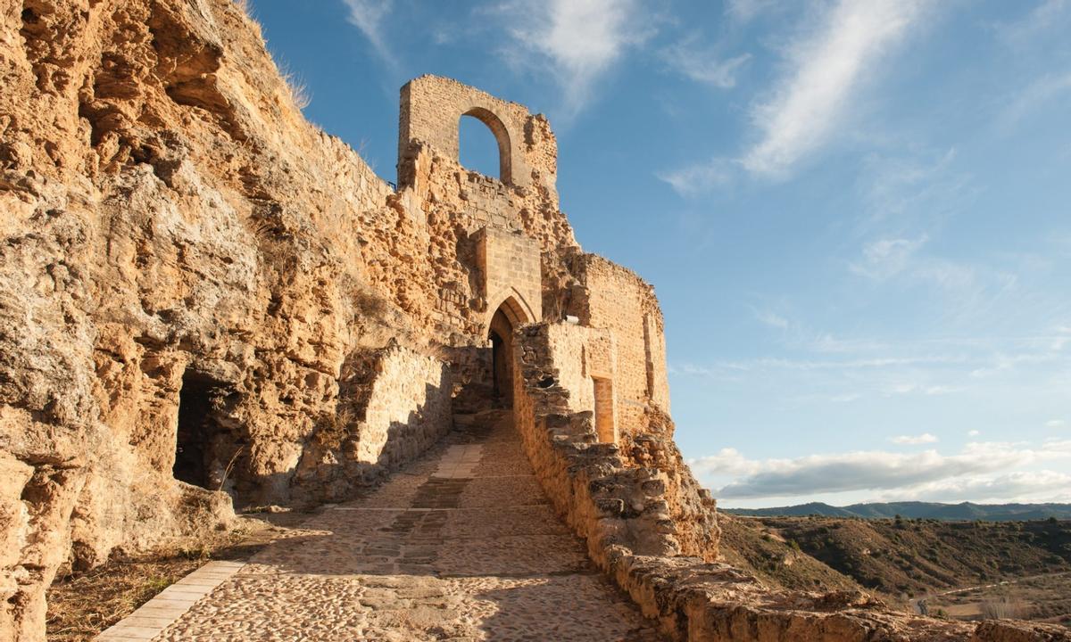 Uno de los rasgos más llamativos del conjunto es su adaptación al terreno