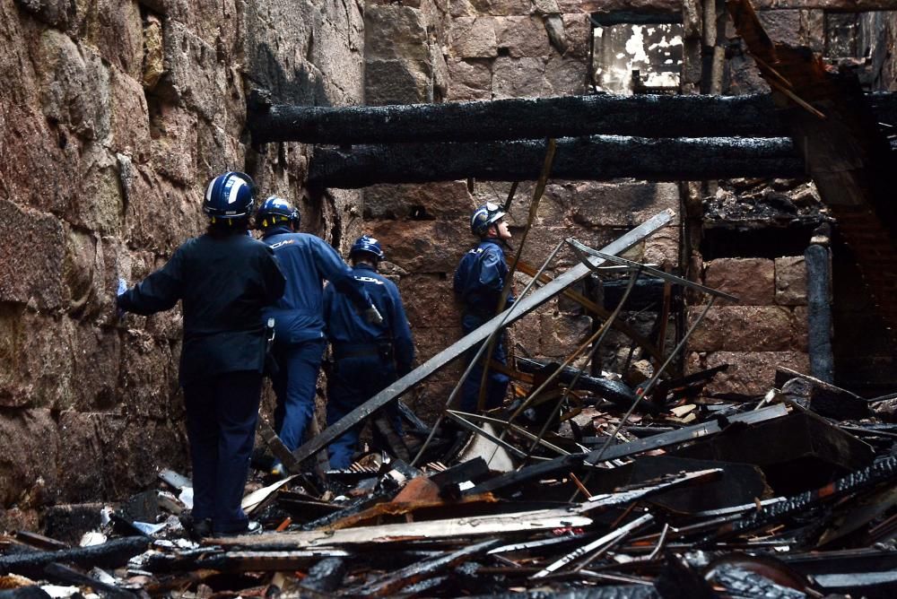 La policía inspecciona el edificio calcinado en Pontevedra en busca del origen del fuego