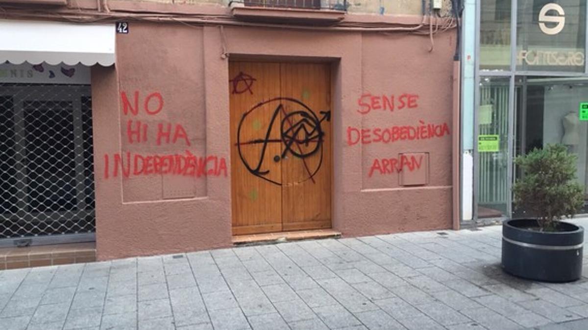 Pintada de Arran en la sede de CDC en Sabadell.