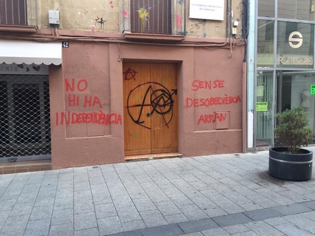 Pintada independentista d’Arran a la seu de CDC a Sabadell.