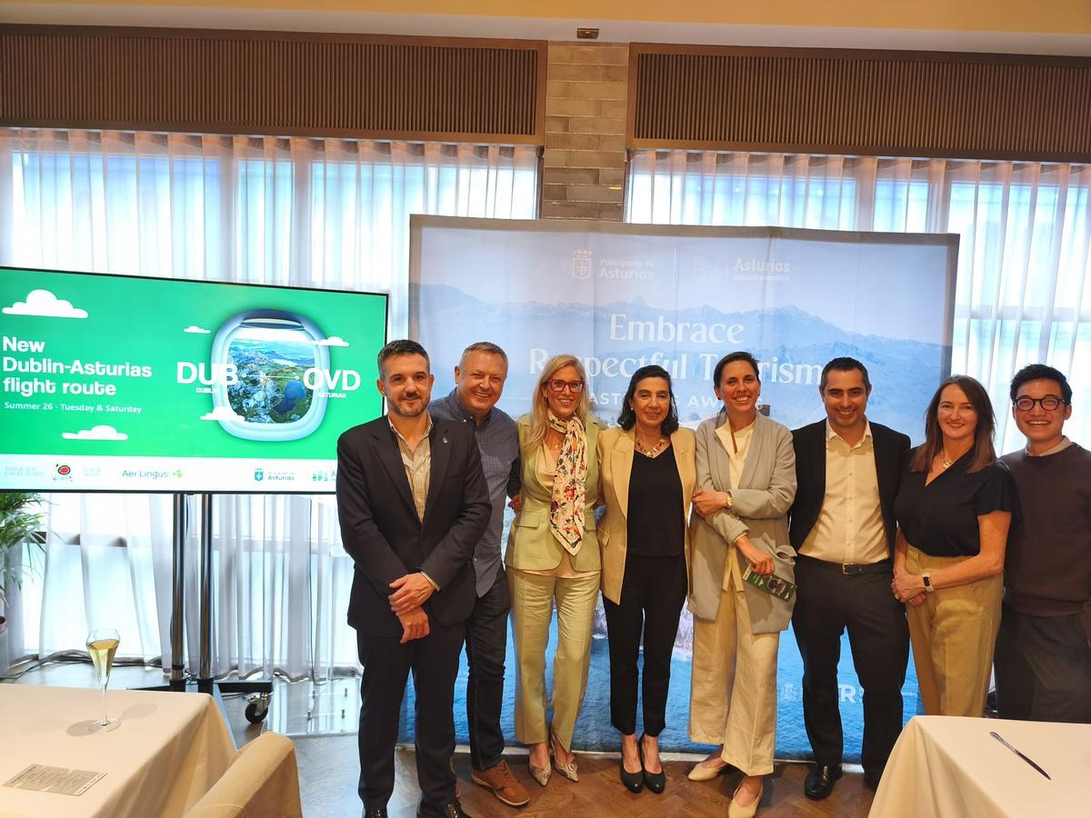 De izquierda a derecha, el viceconsejero de Infraestructuras y Movilidad, Jorge García; Ed Finn, respresentante de Travel Escapes; la viceconsejera de Turismo, Lara Martínez; la directora de la OET, Laura Pena; la consejera de la Oficina Económica y Comercial de la Embajada de España, María Rodríguez de La Rua; Faustino Enrique Antón de IDOM y los representantes de Aer Lingus, Jenny Rafter y Timothy Tritxer.