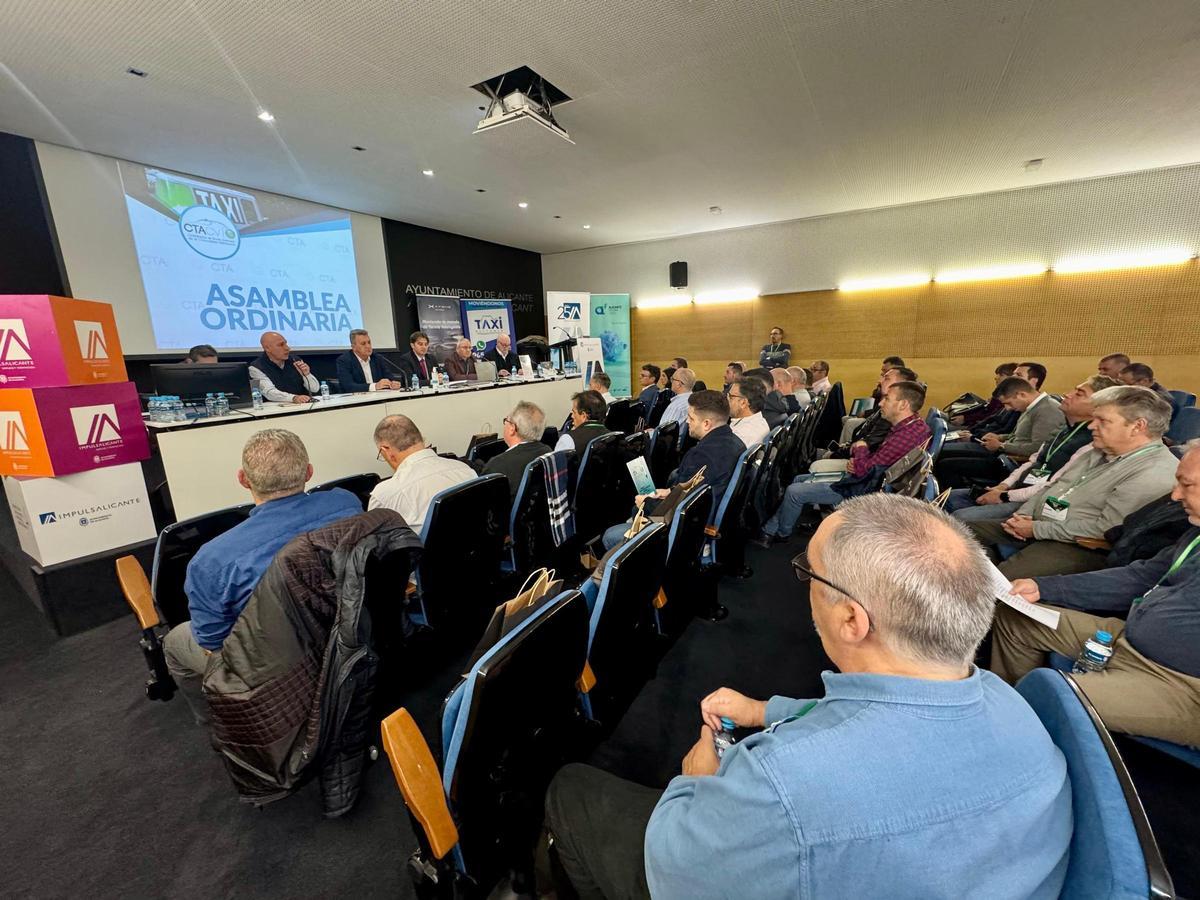 asamblea de la Confederación de Taxistas Autónomos de la Comunidad Valenciana celebrada este martes en Alicante,