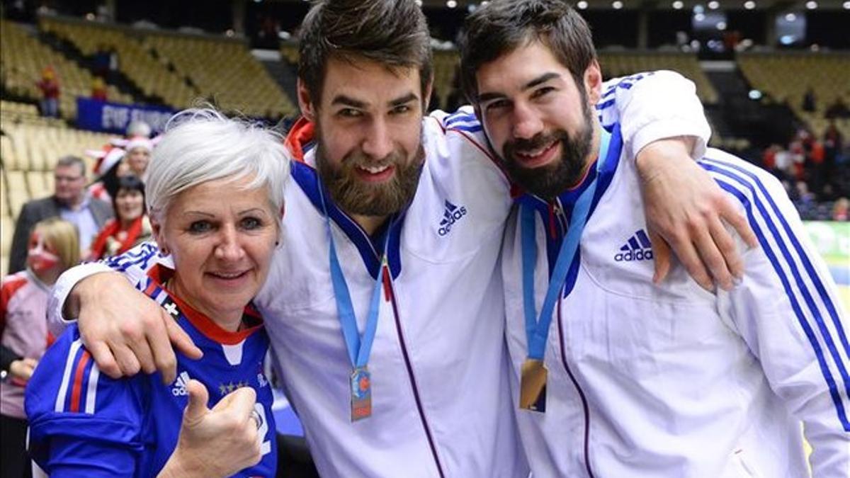 Los hermanos Karabatic, Luka y Nikola, con su madre, Lala, tras proclamarse campeones del mundo en Catar