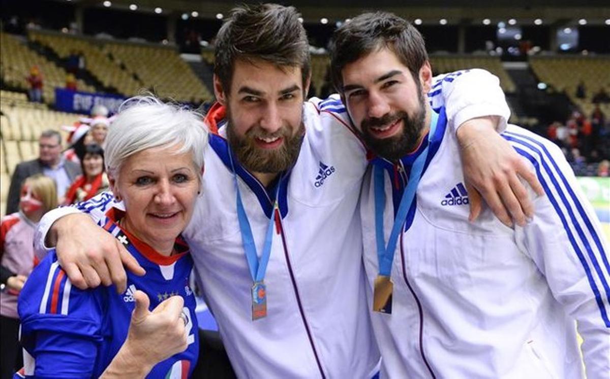 Los hermanos Karabatic, Luka y Nikola, con su madre, Lala, tras proclamarse campeones del mundo en Catar