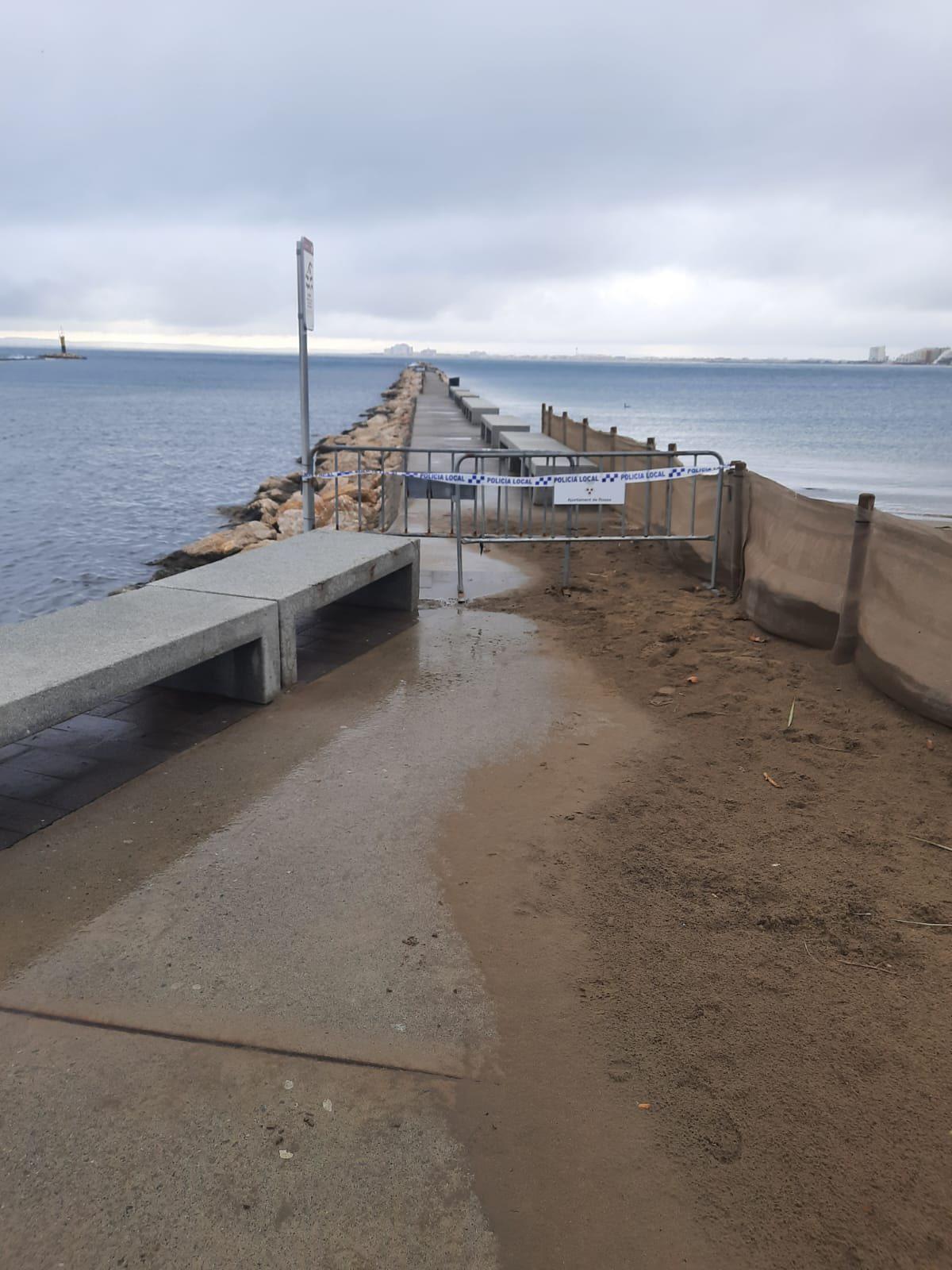 Tallat l'accés a un espigó de Roses arran de la llevantada.