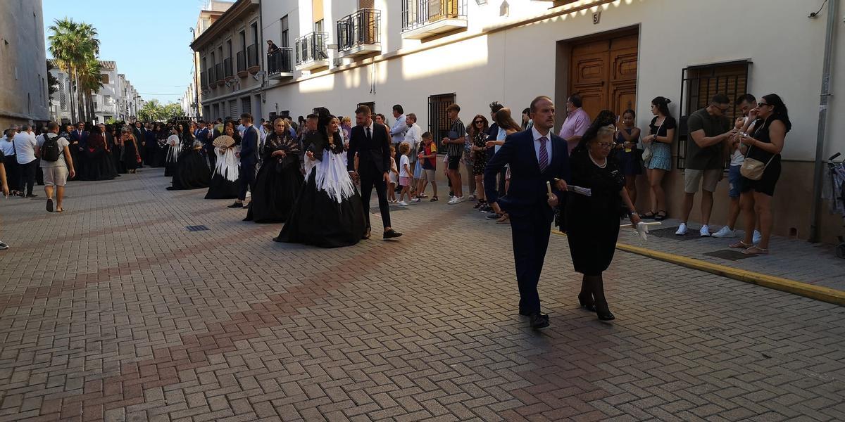 Clavariesas de los Dolores, en su participación en 2022 en el desfile de las fiestas como 'basquinyes'.