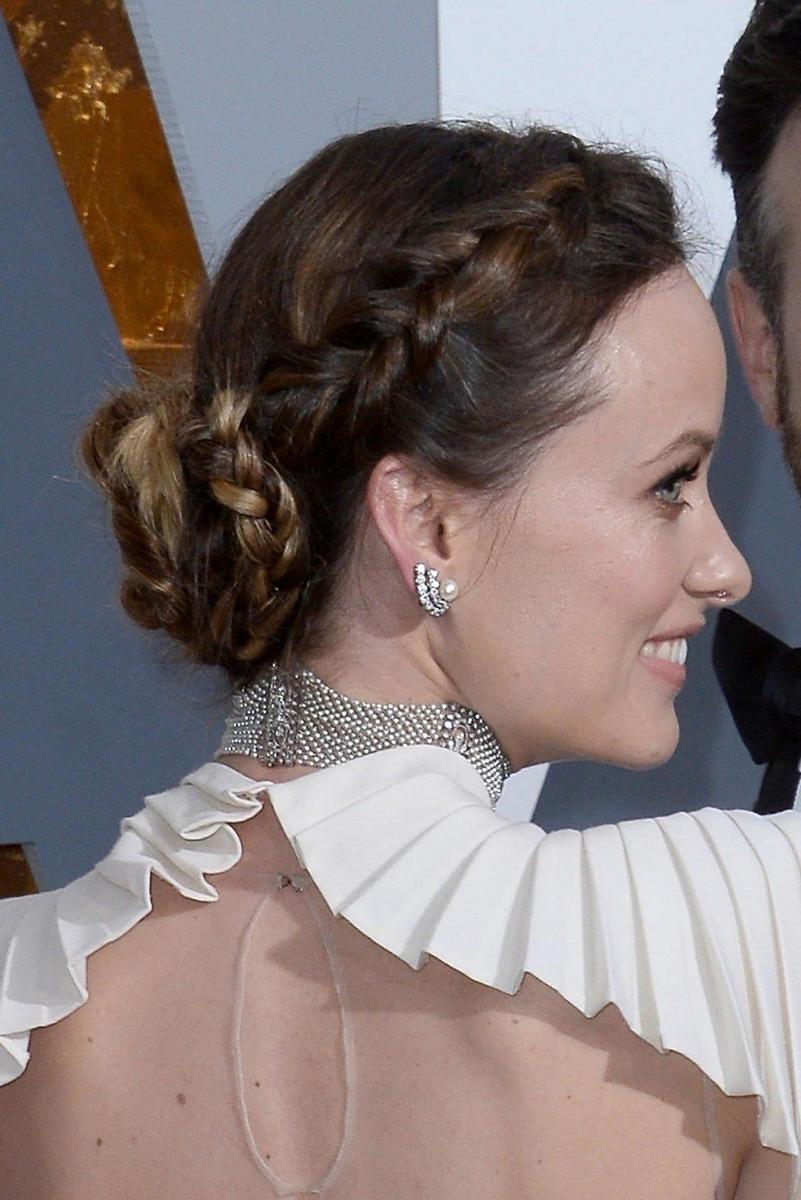 Olivia Wilde con una corona de trenzas que finalizan en un moño bajo en 2016