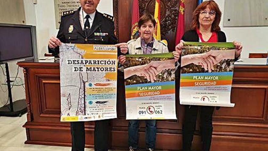 La edil del Mayor y el jefe de la Comisaría presentaron las charlas.