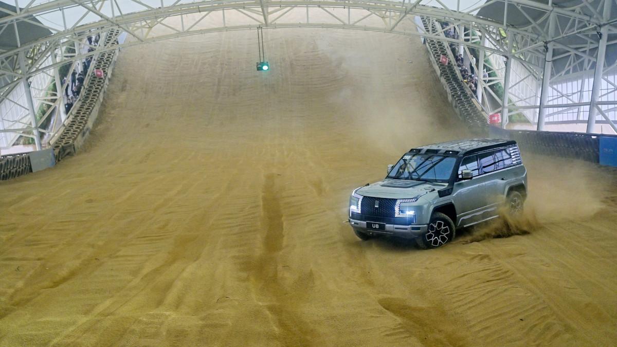 El Yangwang U8 antes de escalar la duna artificial más grande del mundo