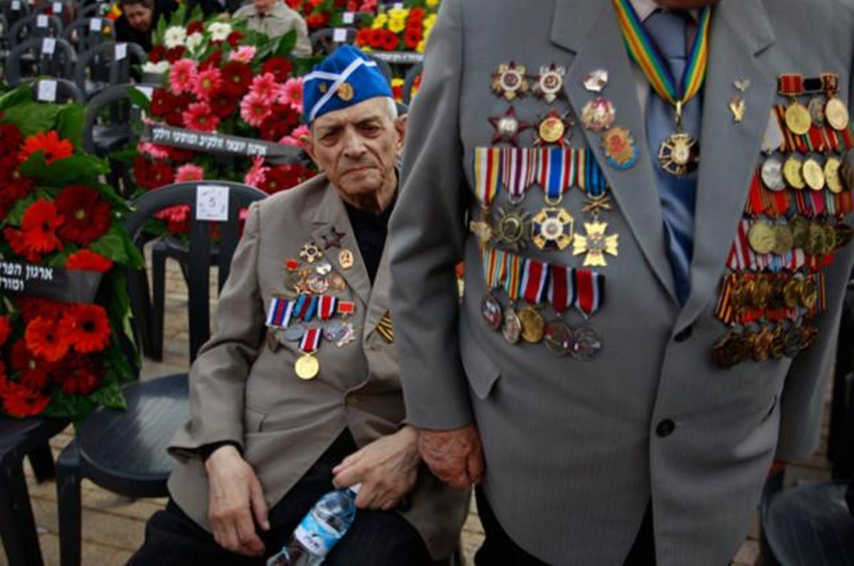 Dos veterans de la segona guerra mundial, durant una ofrena floral a Yad Vashem a Jerusalem, amb motiu del Dia anual del record de l’Holocaust.