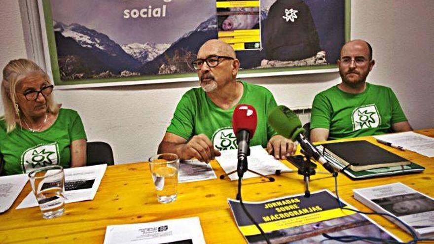 Teresa Fabeiro, Ángel Encinas y Esteban Rodríguez, de Ecologistas en Acción.