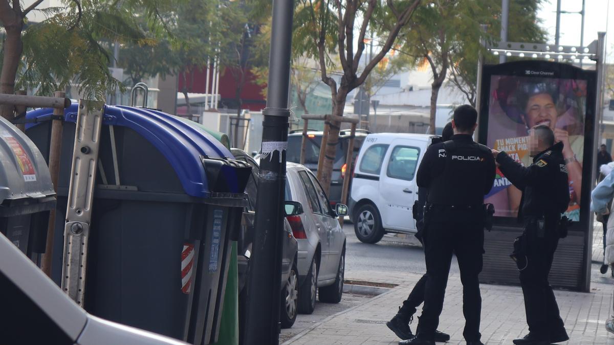 Agentes de la Policía Nacional junto al contenedor en el que fue localizado el cuchillo.