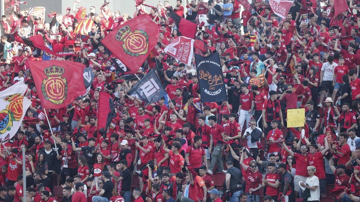 Aficionados de la grada L'Infern 1916 esta temporada.