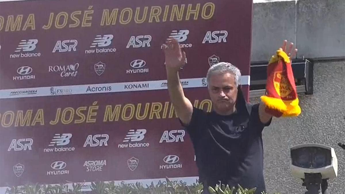 El saludo de Mourinho a los 'tifosi' de la Roma