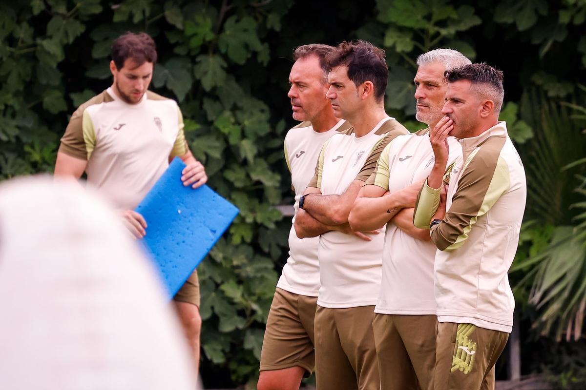 Cientos de aficionados asisten al tercer entrenamiento del Córdoba CF