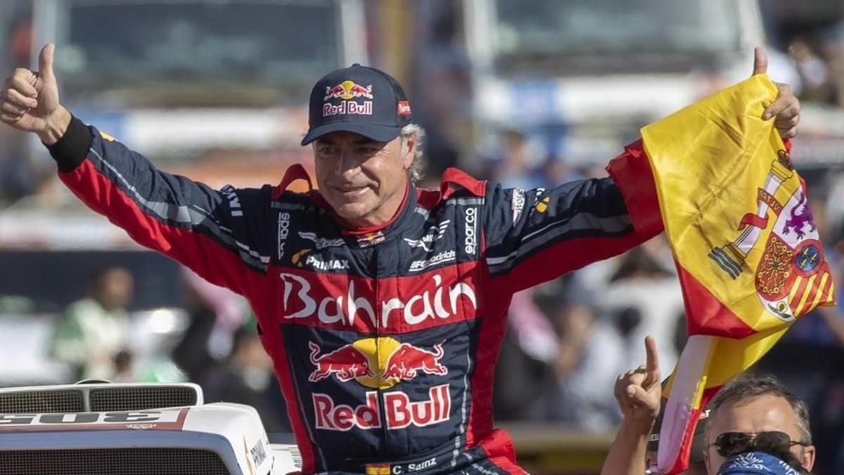 Carlos Sainz (Mini) celebra, con la bandera española en la mano, su tercera victoria en el Dakar.