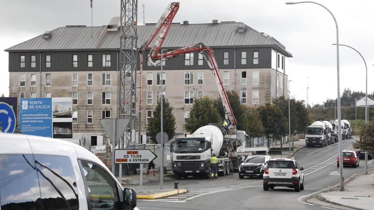 Grúa en las obras de construcción de vivienda de promoción pública en O Castiñeiriño