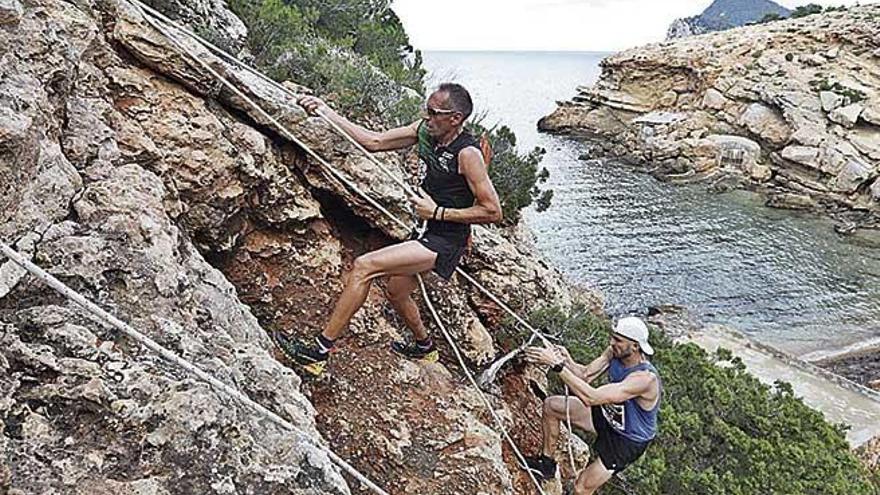 Una de las zonas en la que habÃ­a que subir por una cuerda en la Ibiza Trail Marathon.