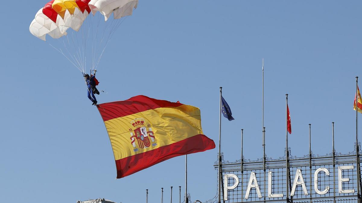 Así ha sido el salto de María del Carmen Gómez la primera mujer en portar la bandera española en paracaídas
