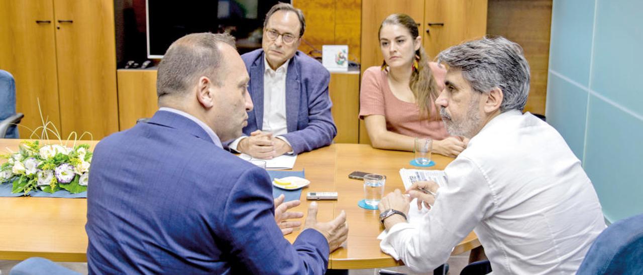 Rubén Martínez Dalmau, Vicent Soler y Mireia Mollà, durante este encuentro.