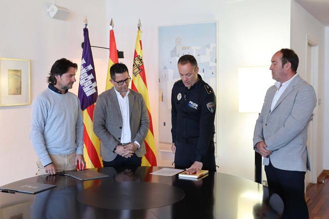 Todas las imágenes de la toma de posesión del nuevo jefe de la Policía Local de Ibiza, José Luis del Blanco