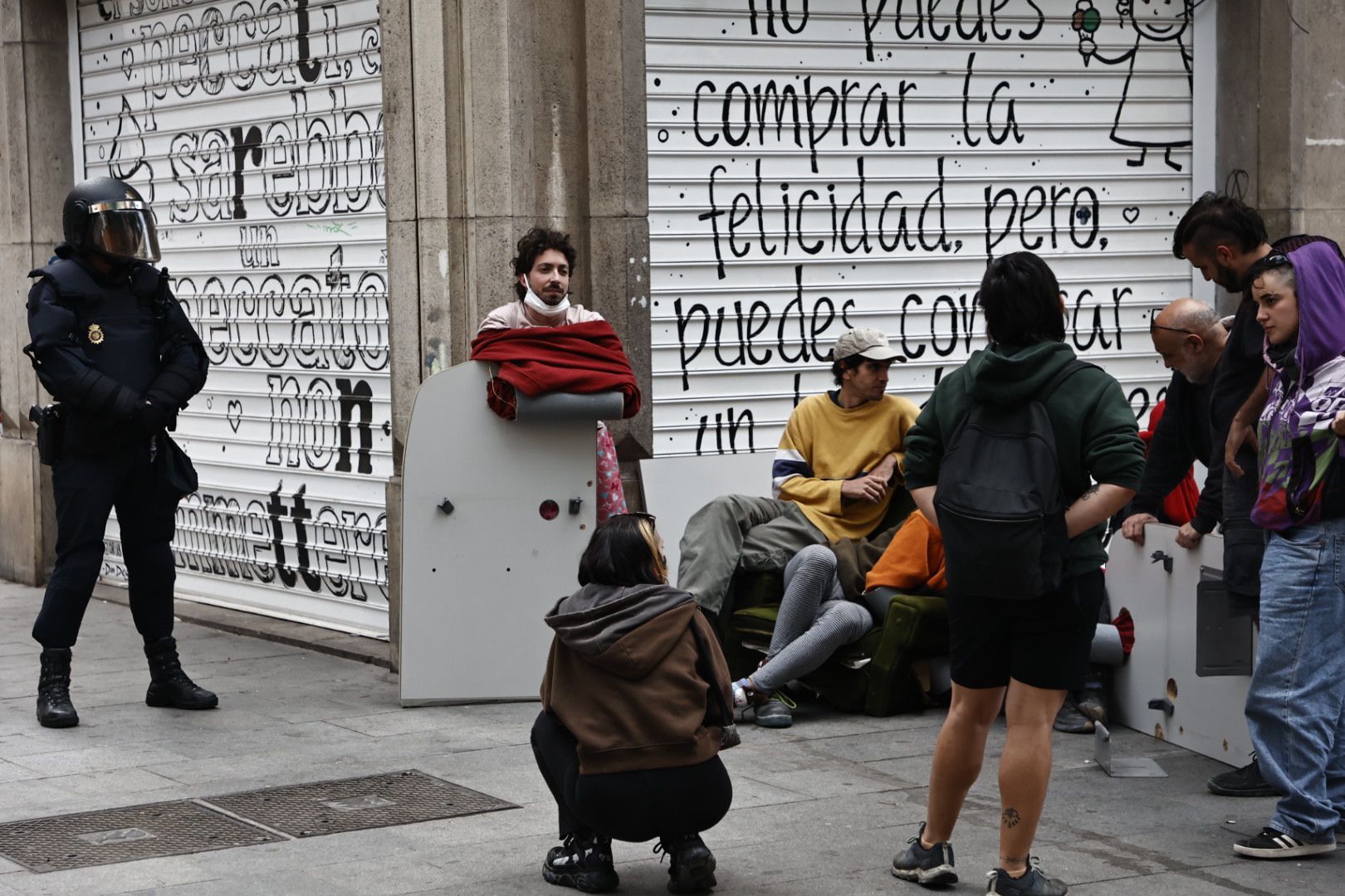 Fuerte presencia policial en el desalojo de un piso okupado en Ciutat Vella