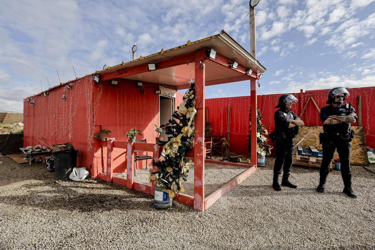 Agentes de Policía, junto a una de las casetas utilizadas como puntos de venta de droga en Son Banya.