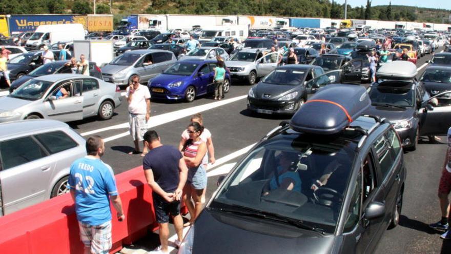 El tancament de fronteres ha provocat llargues cues per entrar a Catalunya