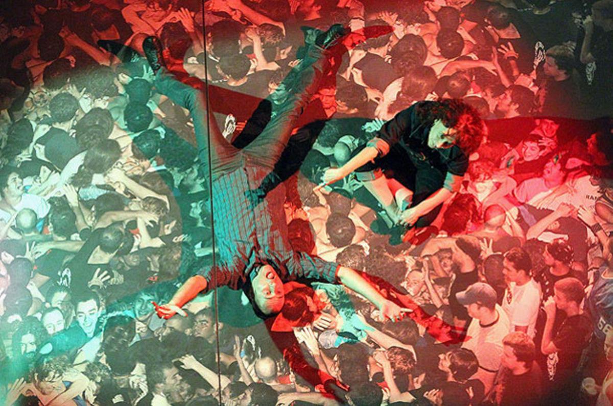 Els comissaris de l’exposició ’Live Music Experience’, Roberto Moso (esquerra) i Patricia Godes, simulen llançar-se al ’públic’ en un dels espais de la mostra, que es pot veure a Bilbao.