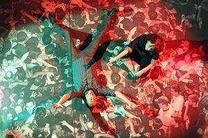 Els comissaris de l’exposició ’Live Music Experience’, Roberto Moso (esquerra) i Patricia Godes, simulen llançar-se al ’públic’ en un dels espais de la mostra, que es pot veure a Bilbao.