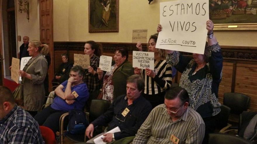 Vecinos de Francisco Eiriz protestan en una sesión plenaria.