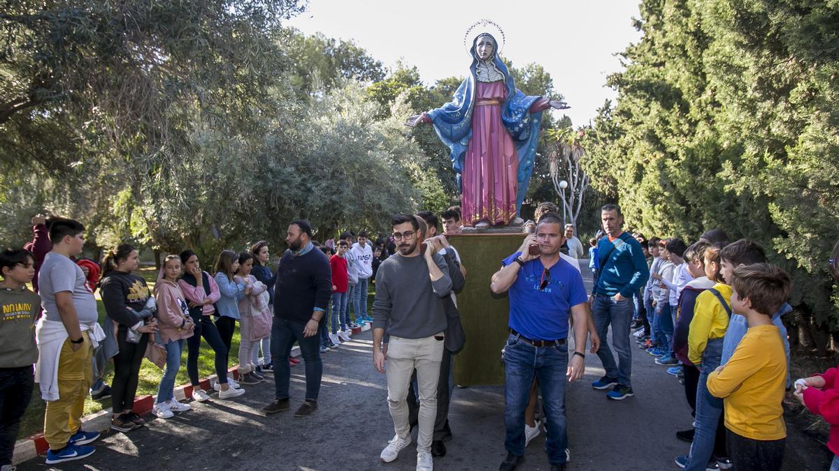 Virgen de la hermandad marista de Alicante que está en el paso de Stabat Mater que los alumnos trasladan por el colegio