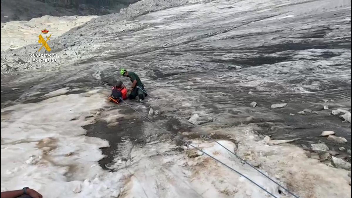 Imagen de archivo de un rescate en el glaciar del Aneto, pese a la alerta de la Guardia Civil sobre el peligro existente por su degradación.