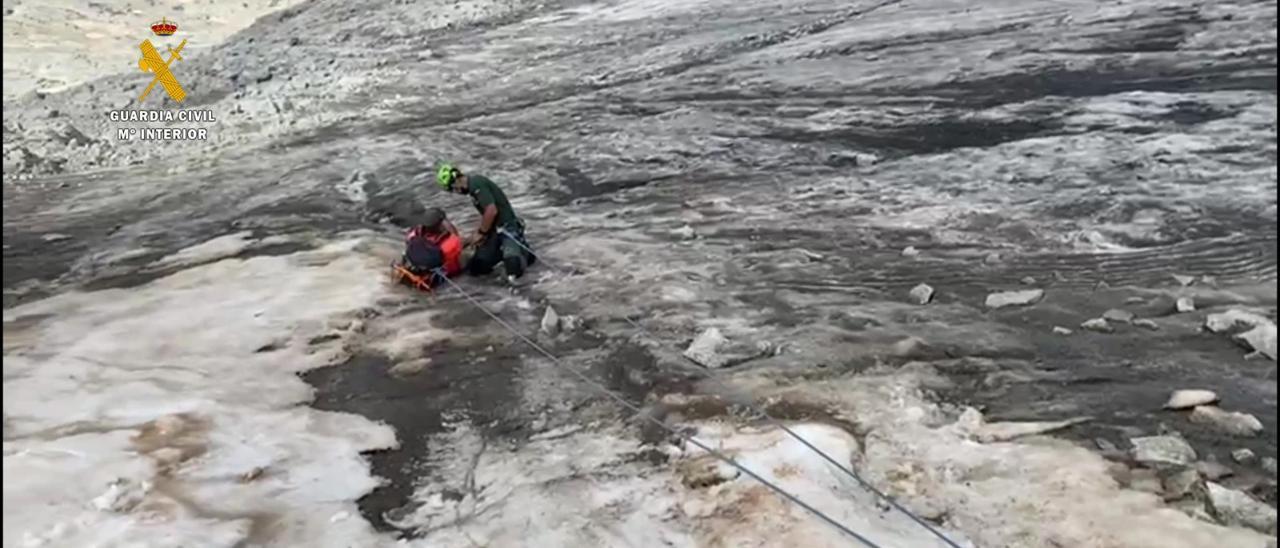 Rescate en el glaciar del Aneto, pese a la alerta de la Guardia Civil sobre el peligro existente por su degradación.