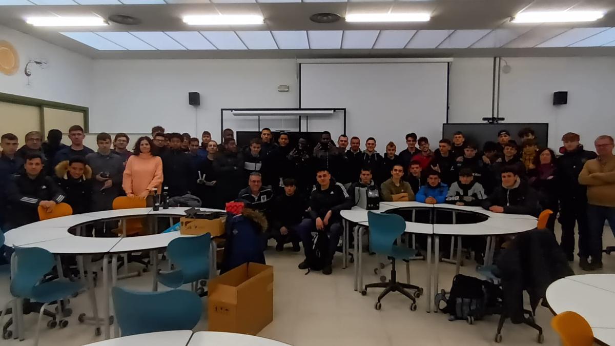 Estudiantes de ciclos formativos de la rama de fabricación mecánica del IES Miralbueno.