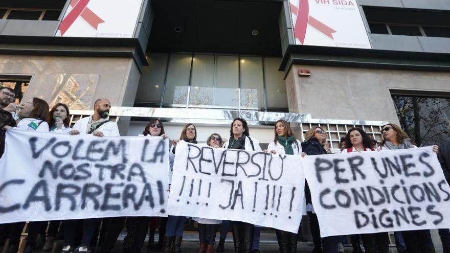 Protestas a las puertas de Sanidad para reclamar la reversión de Dénia