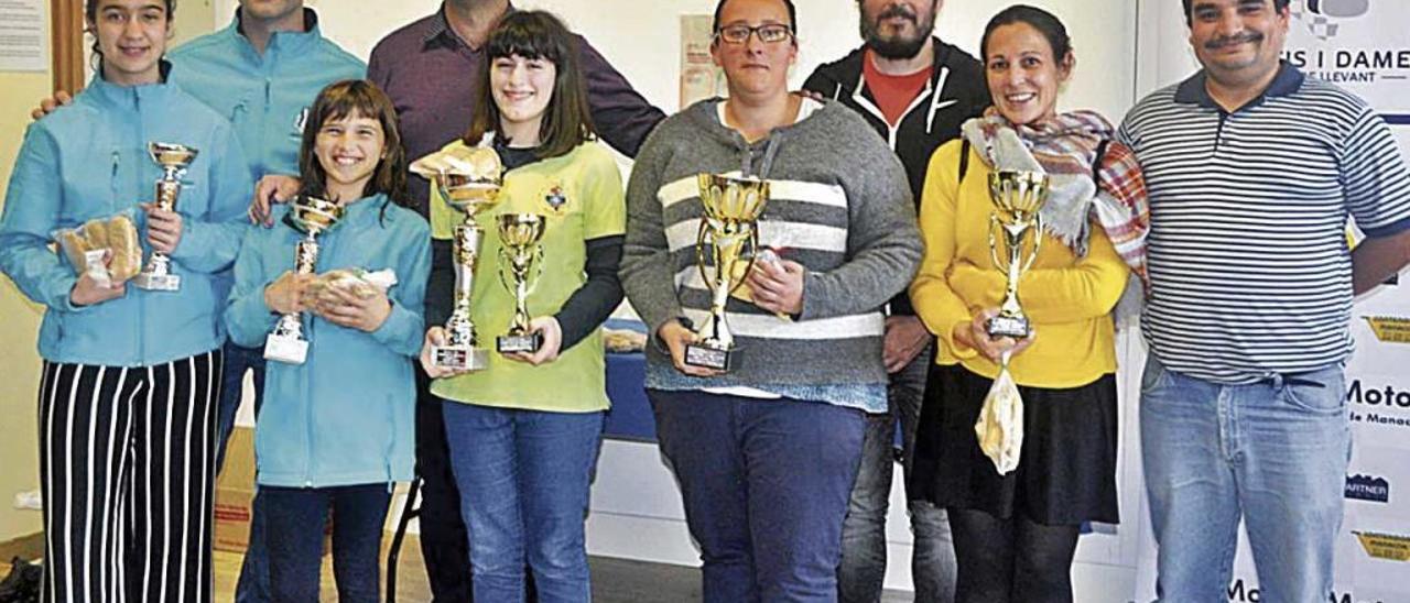 Las mejores jugadoras de Mallorca posan tras la entrega de trofeos.