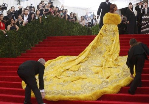 La cantante Rihanna ha sorprendido en la gala MET con un vestido que en las redes sociales muchos usuarios han definido como una tortilla o una pizza