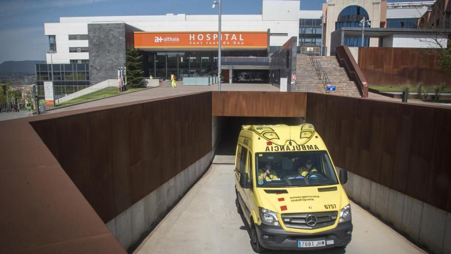 Ambulància sortint del recinte de l&#039;Hospital Sant Joan de Déu