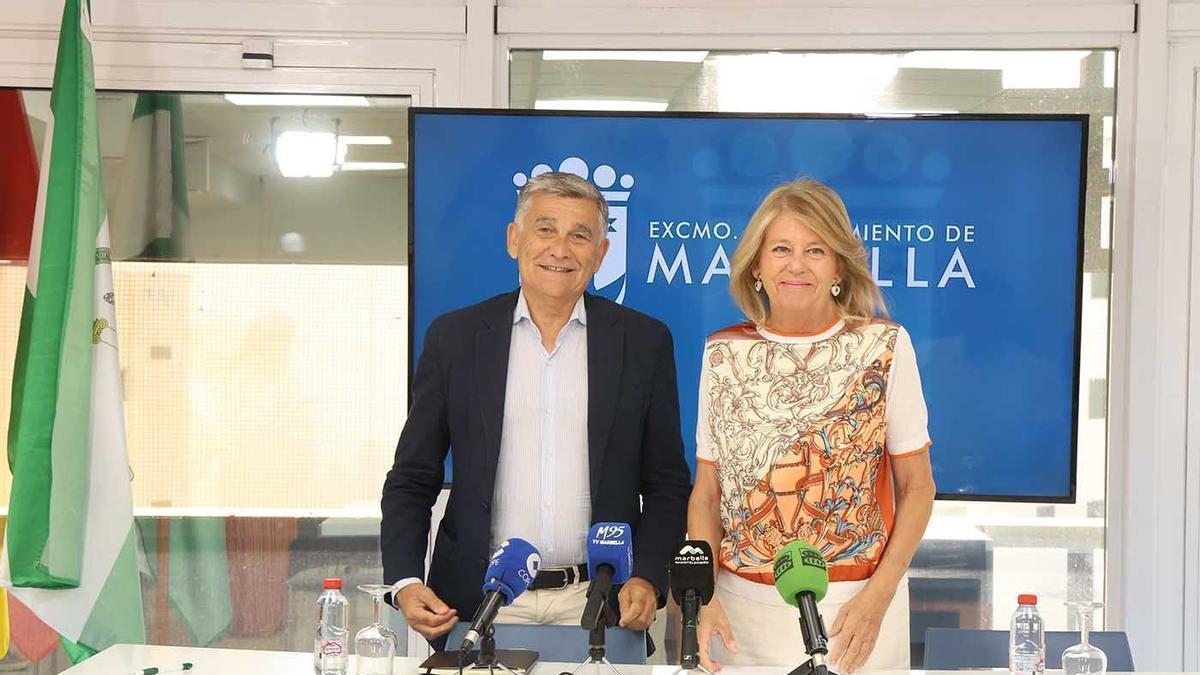 El teniente de alcalde sampedreño, Javier García, junto a a la alcaldesa, Ángeles Muñoz.