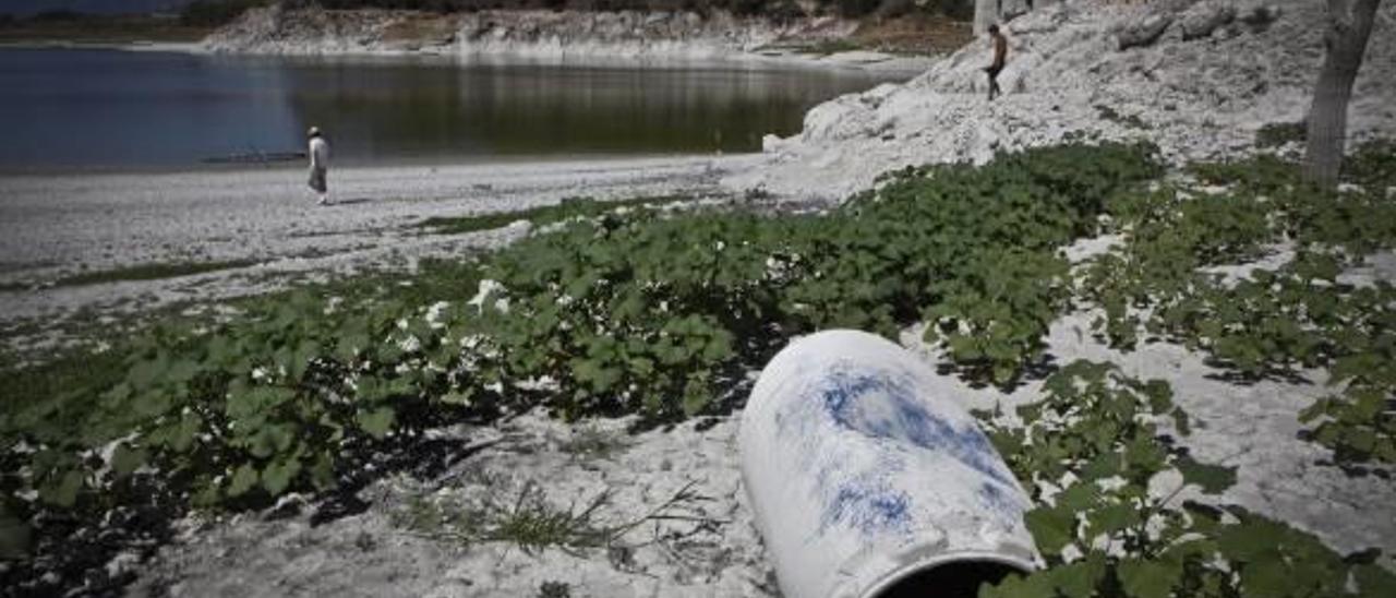 La falta de lluvias en la cabecera del Serpis ha dejado al pantano de Beniarrés en este estado.