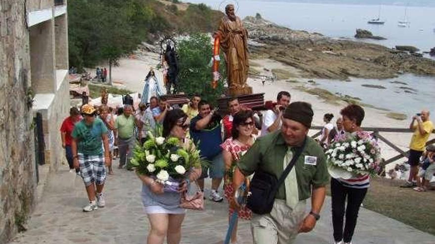 Una procesión en honor a San Xaquín en la isla de Ons.